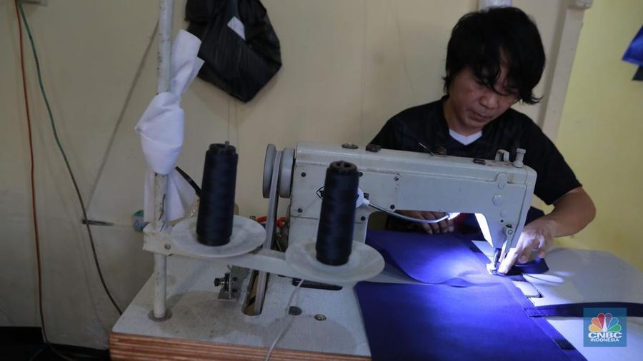 Pekerja menjahit tas di konveksi sablon rumahan sedjati, Jati Padang, Jakarta, Rabu (24/9/2025). (CNBC Indonesia/Muhammad Sabki)