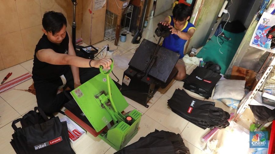 Pekerja menjahit tas di konveksi sablon rumahan sedjati, Jati Padang, Jakarta, Rabu (24/9/2025). (CNBC Indonesia/Muhammad Sabki)