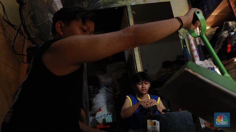 Pekerja menjahit tas di konveksi sablon rumahan sedjati, Jati Padang, Jakarta, Rabu (24/9/2025). (CNBC Indonesia/Muhammad Sabki)