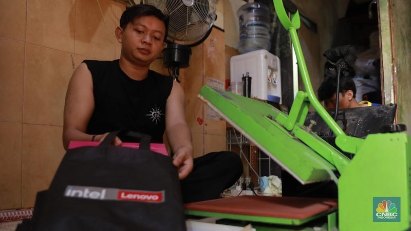 Pekerja menjahit tas di konveksi sablon rumahan sedjati, Jati Padang, Jakarta, Rabu (24/9/2025). (CNBC Indonesia/Muhammad Sabki)