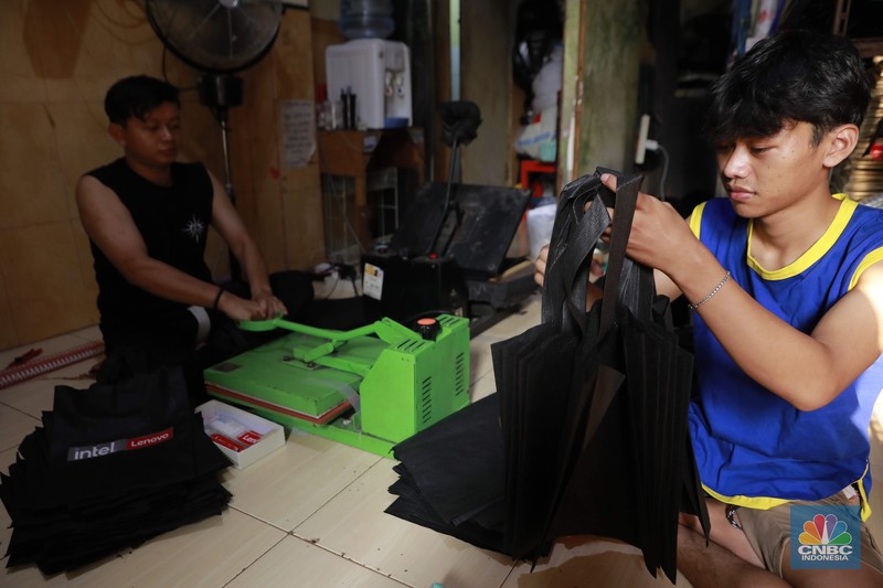 Pekerja menjahit tas di konveksi sablon rumahan sedjati, Jati Padang, Jakarta, Rabu (24/9/2025). Pekerja menjahit tas di konveksi sablon rumahan sedjati, Jati Padang, Jakarta, Rabu (24/9/2025). (Srealm Indonesia/Muhammad Sabki)