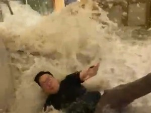 Topan Ragasa Hantam Hong Kong: Pintu Hotel Hancur, Tamu Jadi Korban