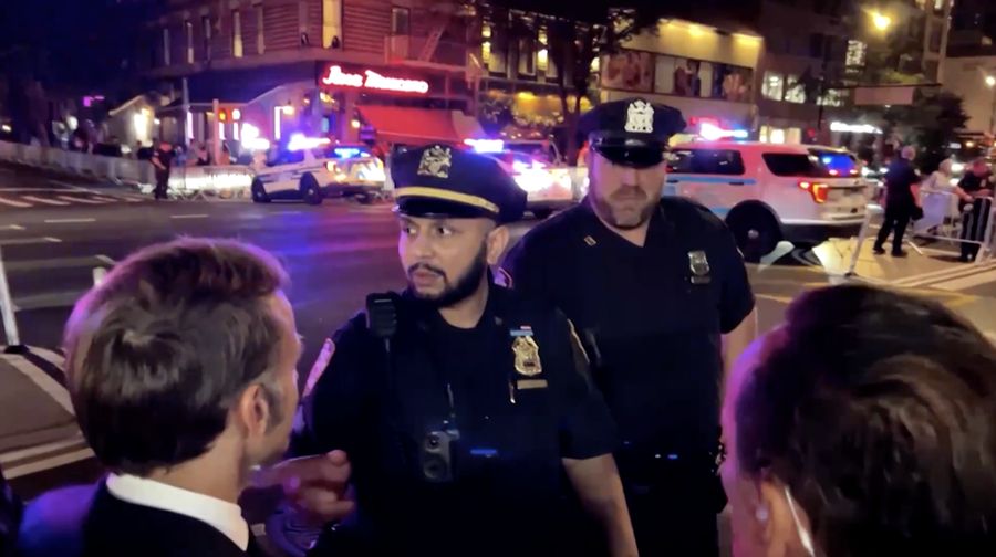 Presiden Prancis Emmanuel Macron mengalami insiden tak terduga di New York pada Senin (22/9), ketika ia dan rombongannya dicegah menyeberang jalan yang sedang dibersihkan untuk iring-iringan Presiden Amerika Serikat Donald Trump. Presiden Prancis Emmanuel Macron mengalami insiden tak terduga di New York pada Senin (22/9), ketika ia dan rombongannya dicegah menyeberang jalan yang sedang dibersihkan untuk iring-iringan Presiden Amerika Serikat Donald Trump. (Tangkapan Layar Video Reuters/BFMTV)