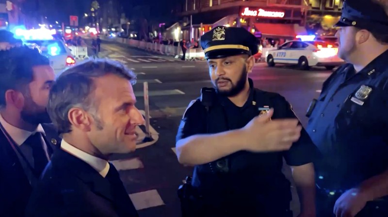 Presiden Prancis Emmanuel Macron mengalami insiden tak terduga di New York pada Senin (22/9), ketika ia dan rombongannya dicegah menyeberang jalan yang sedang dibersihkan untuk iring-iringan Presiden Amerika Serikat Donald Trump. (Tangkapan Layar Video Reuters/BFMTV)