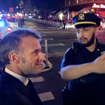 Potret Macron Disetop Polisi New York Gegara