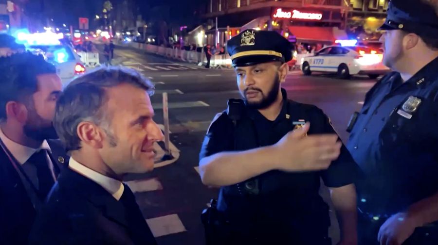 Presiden Prancis Emmanuel Macron mengalami insiden tak terduga di New York pada Senin (22/9), ketika ia dan rombongannya dicegah menyeberang jalan yang sedang dibersihkan untuk iring-iringan Presiden Amerika Serikat Donald Trump. (Tangkapan Layar Video Reuters/BFMTV)