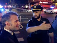 Potret Macron Disetop Polisi New York Gegara 