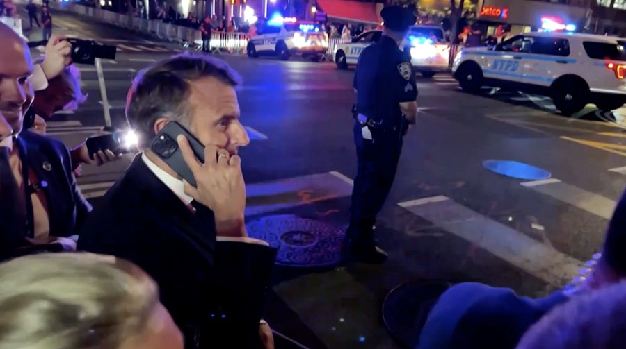 Presiden Prancis Emmanuel Macron mengalami insiden tak terduga di New York pada Senin (22/9), ketika ia dan rombongannya dicegah menyeberang jalan yang sedang dibersihkan untuk iring-iringan Presiden Amerika Serikat Donald Trump. (Tangkapan Layar Video Reuters/BFMTV)