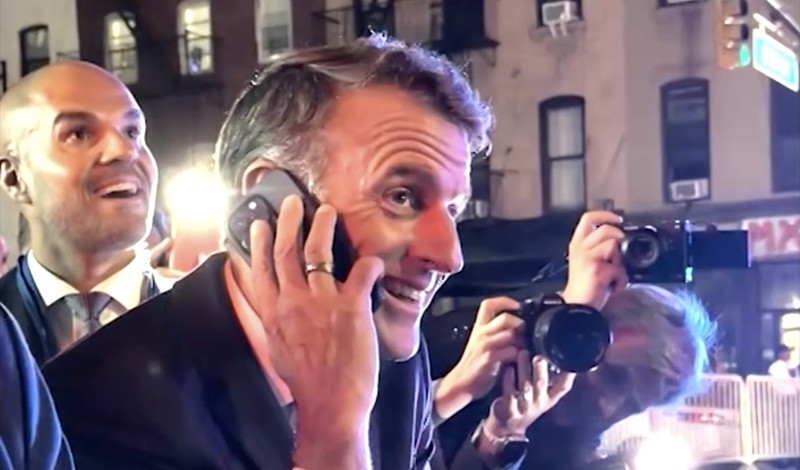 Presiden Prancis Emmanuel Macron mengalami insiden tak terduga di New York pada Senin (22/9), ketika ia dan rombongannya dicegah menyeberang jalan yang sedang dibersihkan untuk iring-iringan Presiden Amerika Serikat Donald Trump. Presiden Prancis Emmanuel Macron mengalami insiden tak terduga di New York pada Senin (22/9), ketika ia dan rombongannya dicegah menyeberang jalan yang sedang dibersihkan untuk iring-iringan Presiden Amerika Serikat Donald Trump. (Tangkapan Layar Video Reuters/BFMTV)