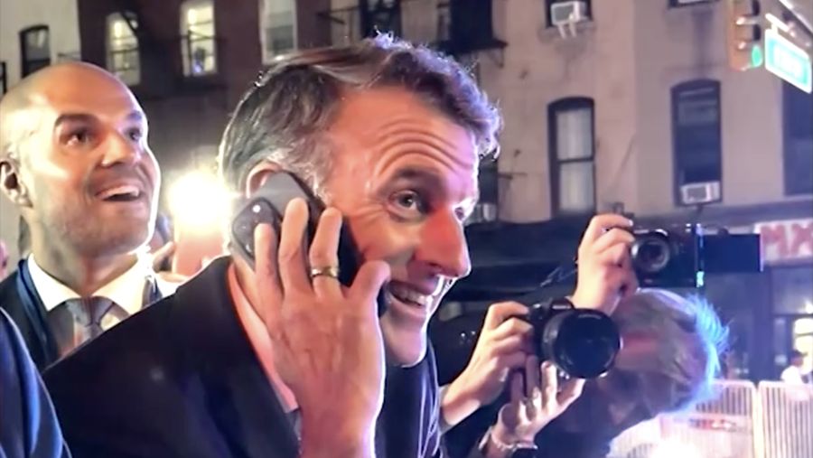 Presiden Prancis Emmanuel Macron mengalami insiden tak terduga di New York pada Senin (22/9), ketika ia dan rombongannya dicegah menyeberang jalan yang sedang dibersihkan untuk iring-iringan Presiden Amerika Serikat Donald Trump. Presiden Prancis Emmanuel Macron mengalami insiden tak terduga di New York pada Senin (22/9), ketika ia dan rombongannya dicegah menyeberang jalan yang sedang dibersihkan untuk iring-iringan Presiden Amerika Serikat Donald Trump. (Tangkapan Layar Video Reuters/BFMTV)