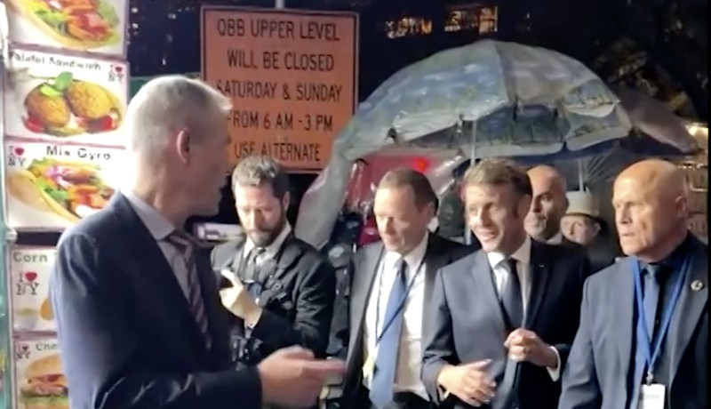 Presiden Prancis Emmanuel Macron mengalami insiden tak terduga di New York pada Senin (22/9), ketika ia dan rombongannya dicegah menyeberang jalan yang sedang dibersihkan untuk iring-iringan Presiden Amerika Serikat Donald Trump. (Tangkapan Layar Video Reuters/BFMTV)