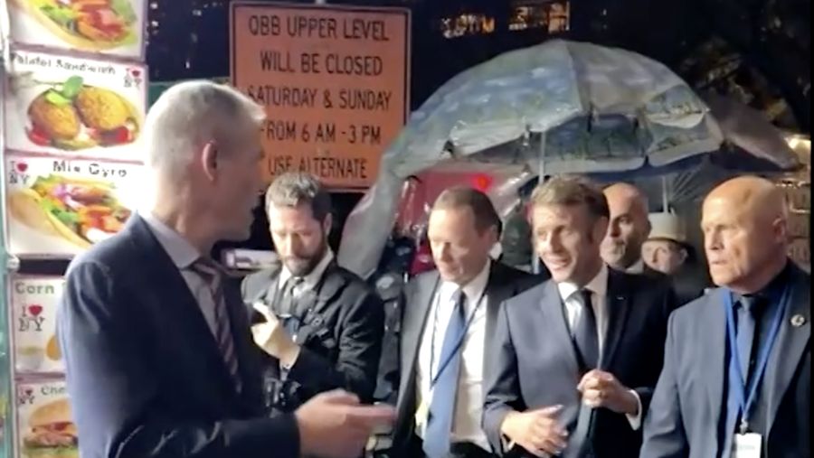 Presiden Prancis Emmanuel Macron mengalami insiden tak terduga di New York pada Senin (22/9), ketika ia dan rombongannya dicegah menyeberang jalan yang sedang dibersihkan untuk iring-iringan Presiden Amerika Serikat Donald Trump. (Tangkapan Layar Video Reuters/BFMTV)