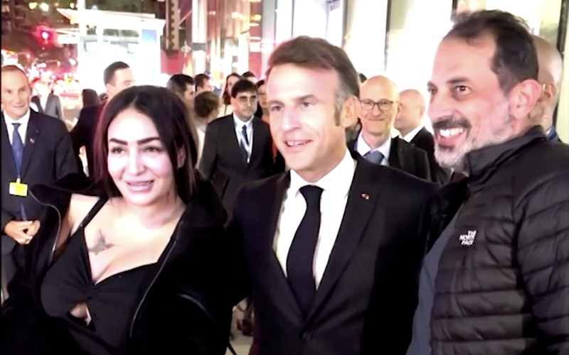 Presiden Prancis Emmanuel Macron mengalami insiden tak terduga di New York pada Senin (22/9), ketika ia dan rombongannya dicegah menyeberang jalan yang sedang dibersihkan untuk iring-iringan Presiden Amerika Serikat Donald Trump. Presiden Prancis Emmanuel Macron mengalami insiden tak terduga di New York pada Senin (22/9), ketika ia dan rombongannya dicegah menyeberang jalan yang sedang dibersihkan untuk iring-iringan Presiden Amerika Serikat Donald Trump. (Tangkapan Layar Video Reuters/BFMTV)