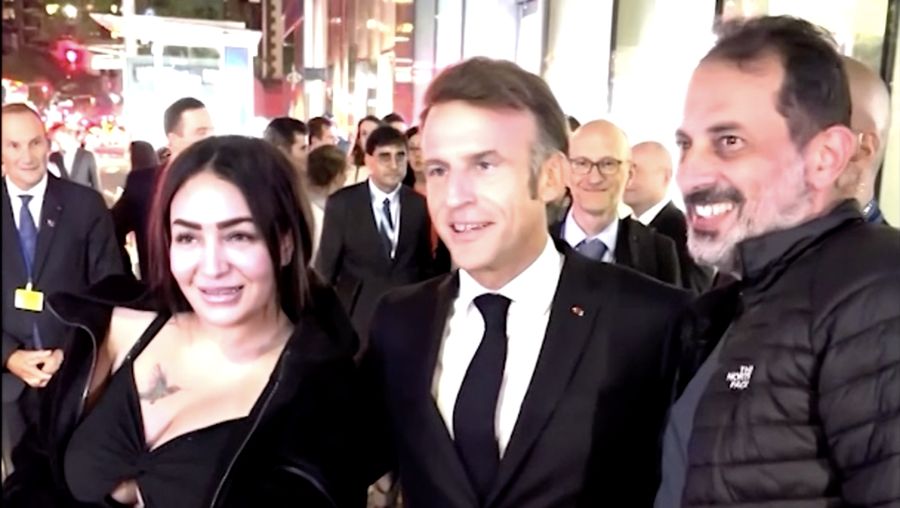 Presiden Prancis Emmanuel Macron mengalami insiden tak terduga di New York pada Senin (22/9), ketika ia dan rombongannya dicegah menyeberang jalan yang sedang dibersihkan untuk iring-iringan Presiden Amerika Serikat Donald Trump. (Tangkapan Layar Video Reuters/BFMTV)