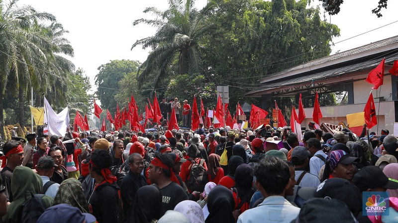 Ratusan petani Indramayu yang tergabung dalam Serikat Tani Indramayu menggelar aksi di depan Kementerian Pertanian, Jakarta, Rabu (24/9/2025). (CNBC Indonesia/Muhammad Sabki)