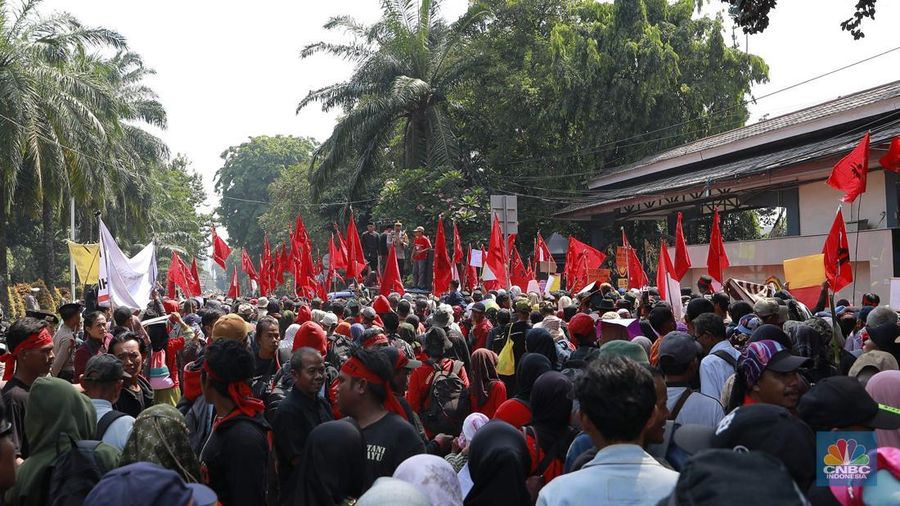 Ratusan petani Indramayu yang tergabung dalam Serikat Tani Indramayu menggelar aksi di depan Kementerian Pertanian, Jakarta, Rabu (24/9/2025). (CNBC Indonesia/Muhammad Sabki)