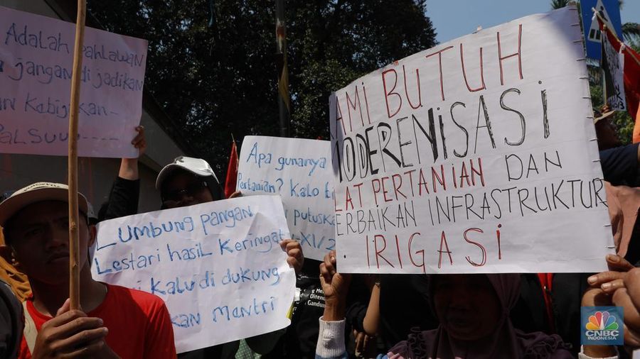 Ratusan petani Indramayu yang tergabung dalam Serikat Tani Indramayu menggelar aksi di depan Kementerian Pertanian, Jakarta, Rabu (24/9/2025). (CNBC Indonesia/Muhammad Sabki)