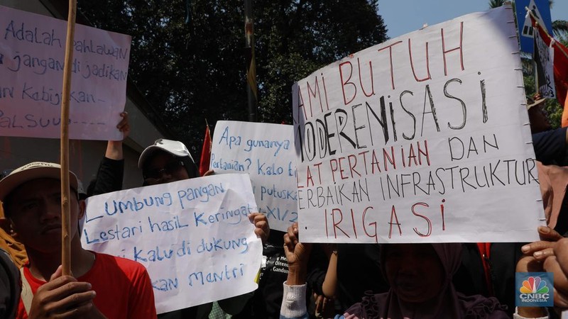 Ratusan petani Indramayu yang tergabung dalam Serikat Tani Indramayu menggelar aksi di depan Kementerian Pertanian, Jakarta, Rabu (24/9/2025). (CNBC Indonesia/Muhammad Sabki)