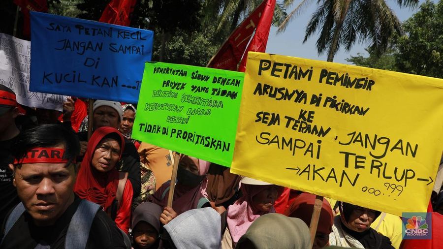 Ratusan petani Indramayu yang tergabung dalam Serikat Tani Indramayu menggelar aksi di depan Kementerian Pertanian, Jakarta, Rabu (24/9/2025). (CNBC Indonesia/Muhammad Sabki)