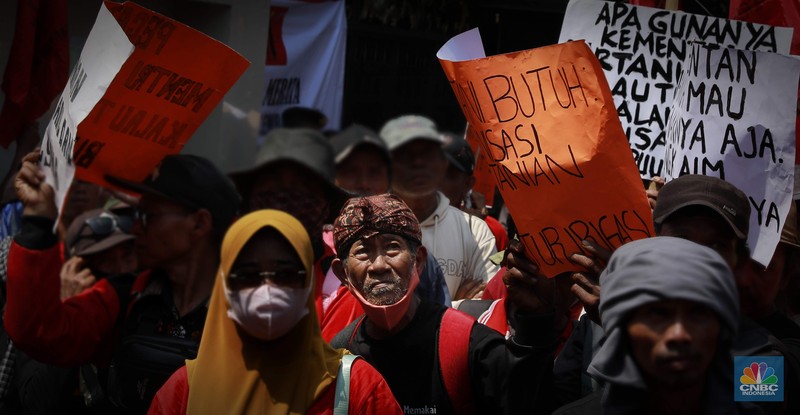 Ratusan petani Indramayu yang tergabung dalam Serikat Tani Indramayu menggelar aksi di depan Kementerian Pertanian, Jakarta, Rabu (24/9/2025). (CNBC Indonesia/Muhammad Sabki)
