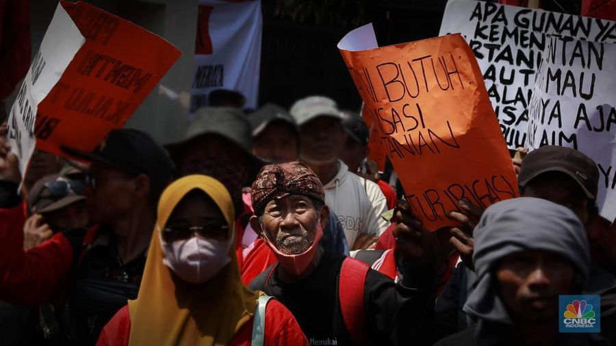 Ratusan petani Indramayu yang tergabung dalam Serikat Tani Indramayu menggelar aksi di depan Kementerian Pertanian, Jakarta, Rabu (24/9/2025). (CNBC Indonesia/Muhammad Sabki)