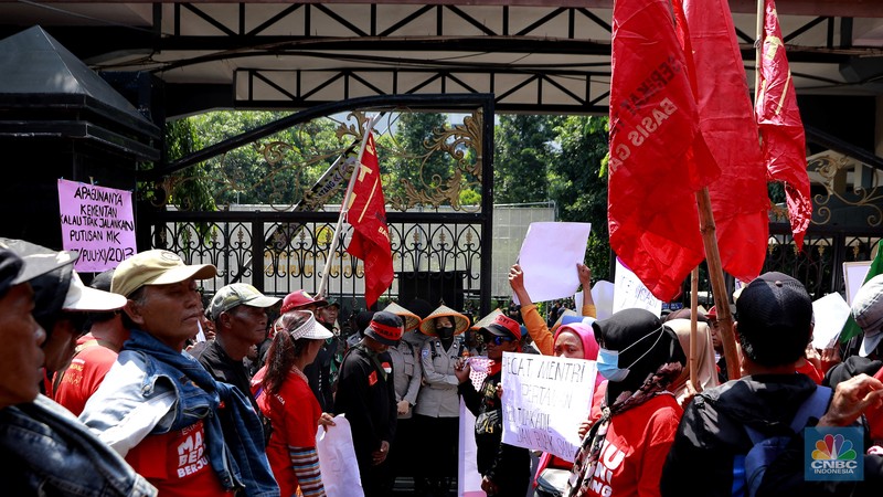 Ratusan petani Indramayu yang tergabung dalam Serikat Tani Indramayu menggelar aksi di depan Kementerian Pertanian, Jakarta, Rabu (24/9/2025). Ratusan petani Indramayu yang tergabung dalam Serikat Tani Indramayu menggelar aksi di depan Kementerian Pertanian, Jakarta, Rabu (24/9/2025). (CNBC Indonesia/Muhammad Sabki)