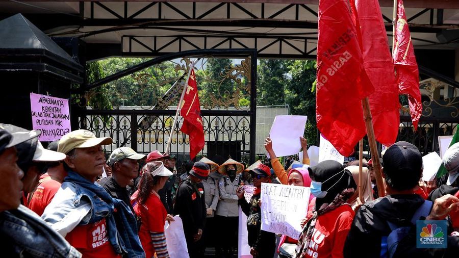 Ratusan petani Indramayu yang tergabung dalam Serikat Tani Indramayu menggelar aksi di depan Kementerian Pertanian, Jakarta, Rabu (24/9/2025). (CNBC Indonesia/Muhammad Sabki)