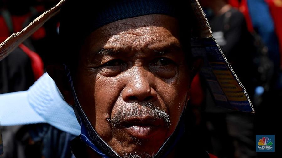 Ratusan petani Indramayu yang tergabung dalam Serikat Tani Indramayu menggelar aksi di depan Kementerian Pertanian, Jakarta, Rabu (24/9/2025). (CNBC Indonesia/Muhammad Sabki)