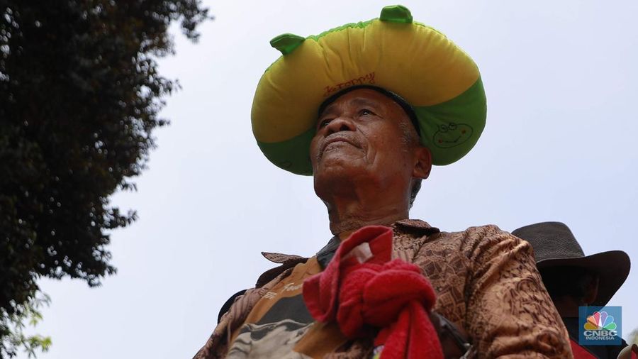 Ratusan petani Indramayu yang tergabung dalam Serikat Tani Indramayu menggelar aksi di depan Kementerian Pertanian, Jakarta, Rabu (24/9/2025). (CNBC Indonesia/Muhammad Sabki)