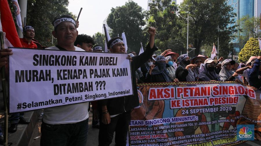 Ratusan petani Indramayu yang tergabung dalam Serikat Tani Indramayu menggelar aksi di depan Kementerian Pertanian, Jakarta, Rabu (24/9/2025). (CNBC Indonesia/Muhammad Sabki)