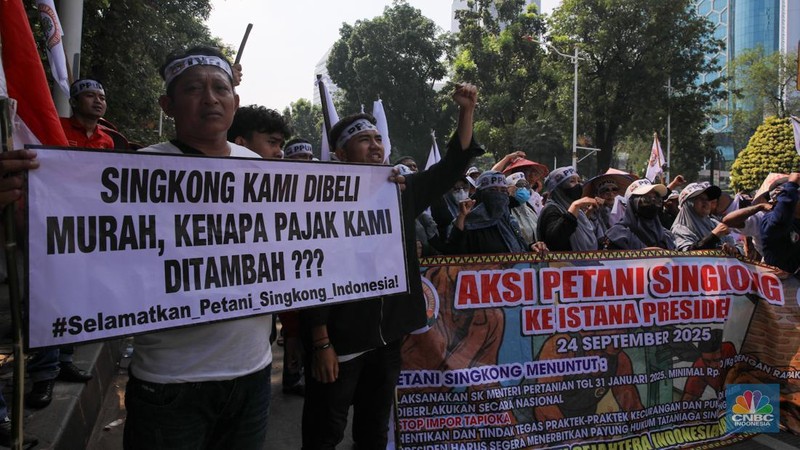 Ratusan petani Indramayu yang tergabung dalam Serikat Tani Indramayu menggelar aksi di depan Kementerian Pertanian, Jakarta, Rabu (24/9/2025). (CNBC Indonesia/Muhammad Sabki)