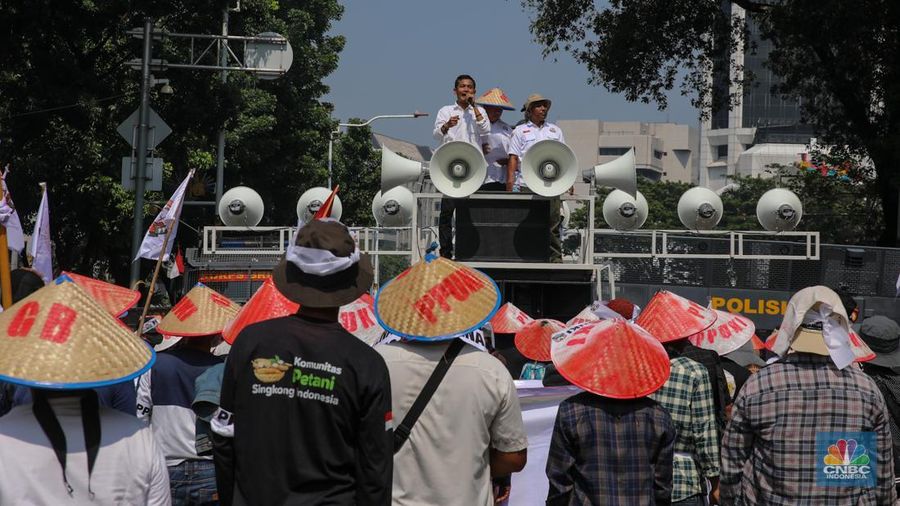 Ratusan petani Indramayu yang tergabung dalam Serikat Tani Indramayu menggelar aksi di depan Kementerian Pertanian, Jakarta, Rabu (24/9/2025). (CNBC Indonesia/Muhammad Sabki)