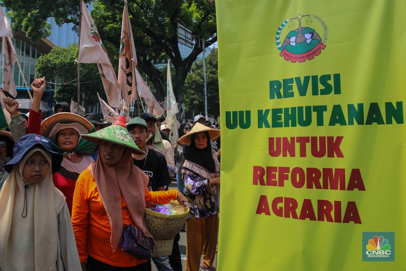 Ratusan petani Indramayu yang tergabung dalam Serikat Tani Indramayu menggelar aksi di depan Kementerian Pertanian, Jakarta, Rabu (24/9/2025). Ratusan petani Indramayu yang tergabung dalam Serikat Tani Indramayu menggelar aksi di depan Kementerian Pertanian, Jakarta, Rabu (24/9/2025). (CNBC Indonesia/Muhammad Sabki)