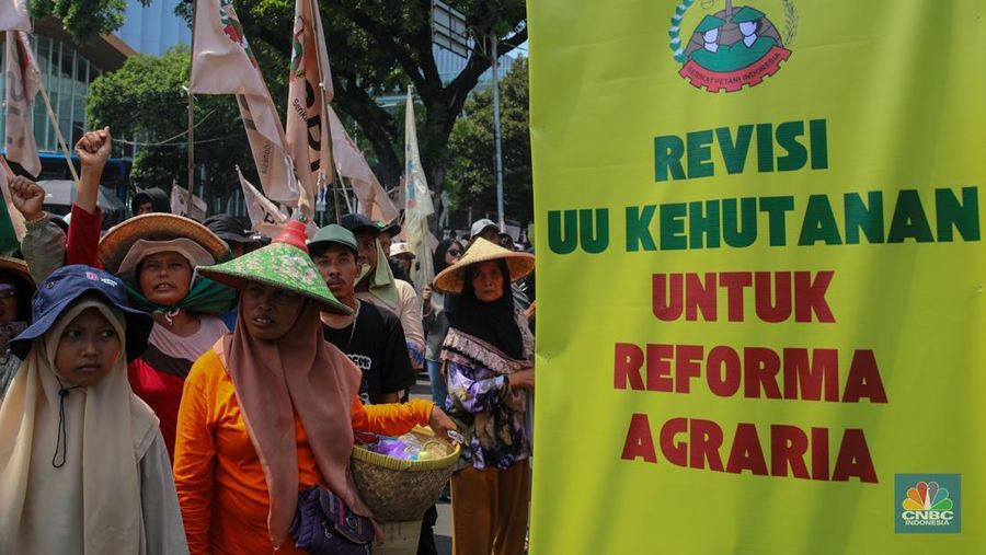 Ratusan petani Indramayu yang tergabung dalam Serikat Tani Indramayu menggelar aksi di depan Kementerian Pertanian, Jakarta, Rabu (24/9/2025). (CNBC Indonesia/Muhammad Sabki)