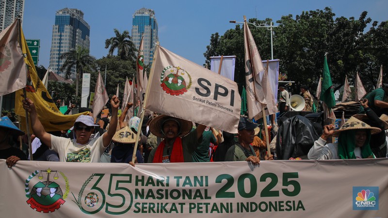 Ratusan petani Indramayu yang tergabung dalam Serikat Tani Indramayu menggelar aksi di depan Kementerian Pertanian, Jakarta, Rabu (24/9/2025). Ratusan petani Indramayu yang tergabung dalam Serikat Tani Indramayu menggelar aksi di depan Kementerian Pertanian, Jakarta, Rabu (24/9/2025). (CNBC Indonesia/Muhammad Sabki)