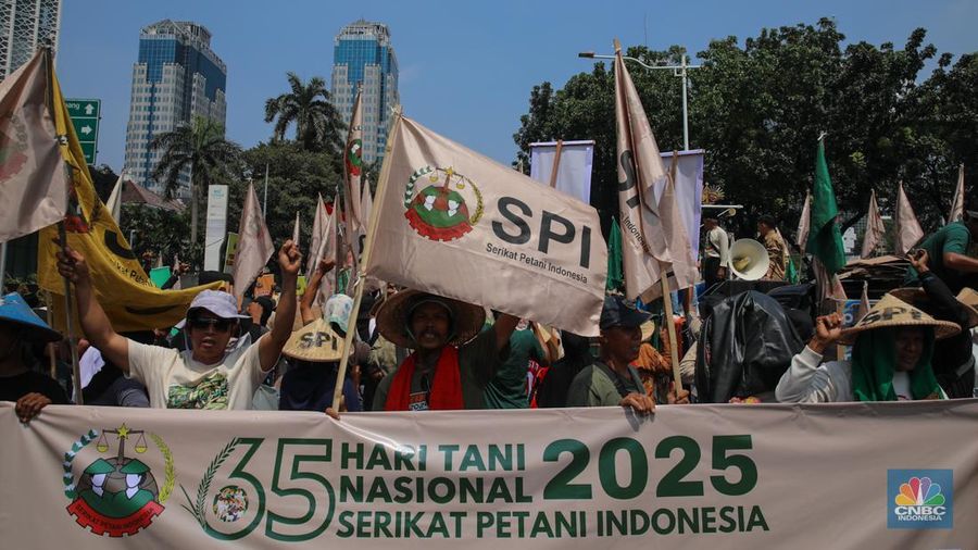 Ratusan petani Indramayu yang tergabung dalam Serikat Tani Indramayu menggelar aksi di depan Kementerian Pertanian, Jakarta, Rabu (24/9/2025). (CNBC Indonesia/Muhammad Sabki)