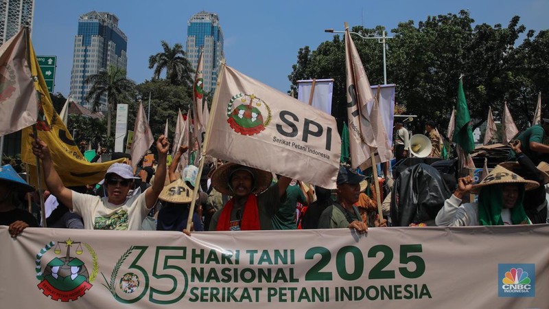Ratusan petani Indramayu yang tergabung dalam Serikat Tani Indramayu menggelar aksi di depan Kementerian Pertanian, Jakarta, Rabu (24/9/2025). (CNBC Indonesia/Muhammad Sabki)