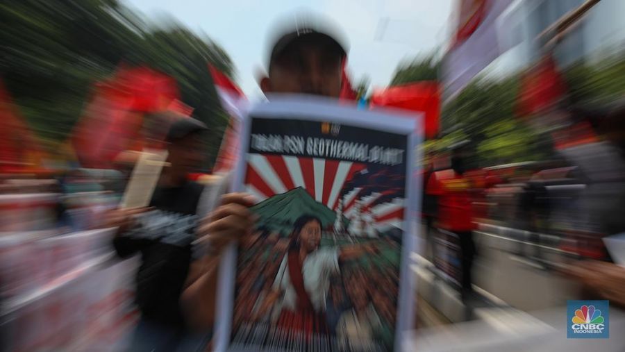Ratusan petani Indramayu yang tergabung dalam Serikat Tani Indramayu menggelar aksi di depan Kementerian Pertanian, Jakarta, Rabu (24/9/2025). (CNBC Indonesia/Muhammad Sabki)