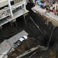Bangkok Ngeri! Lubang Raksasa 50 M Muncul di Jalan, Telan Mobil