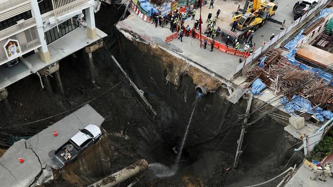Potret Mobil Menggantung di Tepi Lubang Nganga di Tengah Kota Bangkok