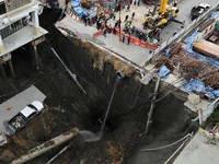 Bangkok Ngeri! Lubang Raksasa 50 M Muncul di Jalan, Telan Mobil