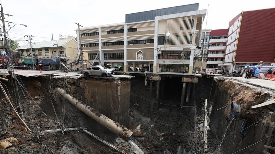 Sebuah kendaraan terhuyung-huyung di tepi lubang runtuhan besar yang terbuka di Jalan Samsen dekat Rumah Sakit Vajira, di Bangkok, Thailand, 24 September 2025. Sebuah kendaraan terhuyung-huyung di tepi lubang runtuhan besar yang terbuka di Jalan Samsen dekat Rumah Sakit Vajira, di Bangkok, Thailand, 24 September 2025. (REUTERS/Chalinee Thirasupa)