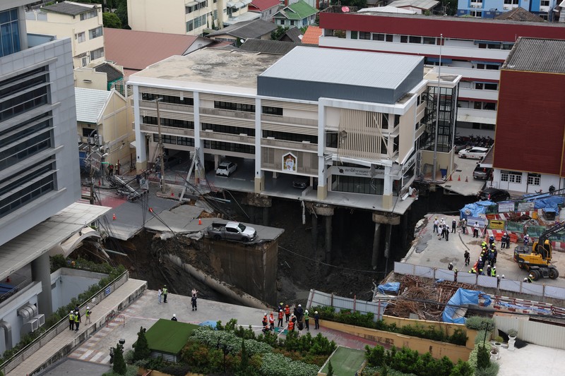 Sebuah kendaraan terhuyung-huyung di tepi lubang runtuhan besar yang terbuka di Jalan Samsen dekat Rumah Sakit Vajira, di Bangkok, Thailand, 24 September 2025. Sebuah kendaraan terhuyung-huyung di tepi lubang runtuhan besar yang terbuka di Jalan Samsen dekat Rumah Sakit Vajira, di Bangkok, Thailand, 24 September 2025. (REUTERS/Chalinee Thirasupa)