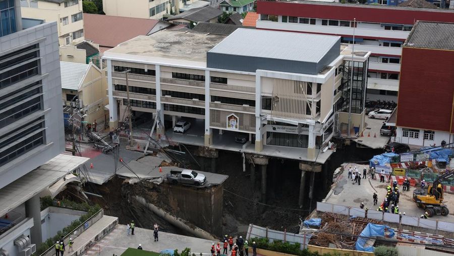 Sebuah kendaraan terhuyung-huyung di tepi lubang runtuhan besar yang terbuka di Jalan Samsen dekat Rumah Sakit Vajira, di Bangkok, Thailand, 24 September 2025. Sebuah kendaraan terhuyung-huyung di tepi lubang runtuhan besar yang terbuka di Jalan Samsen dekat Rumah Sakit Vajira, di Bangkok, Thailand, 24 September 2025. (REUTERS/Chalinee Thirasupa)
