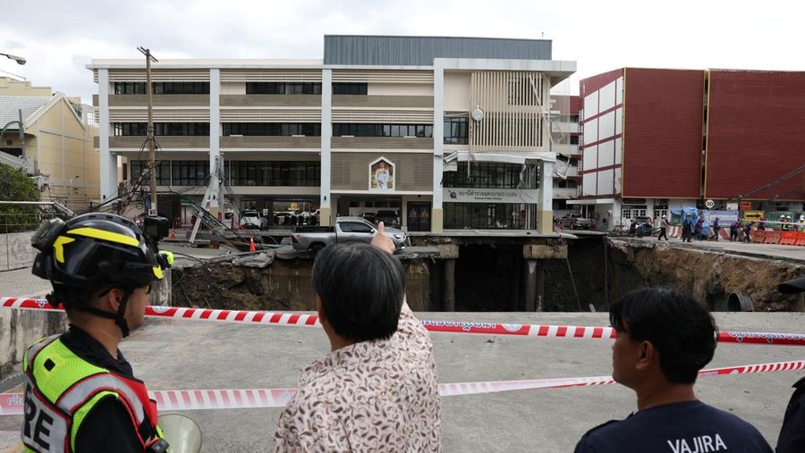 Sebuah kendaraan terhuyung-huyung di tepi lubang runtuhan besar yang terbuka di Jalan Samsen dekat Rumah Sakit Vajira, di Bangkok, Thailand, 24 September 2025. Sebuah kendaraan terhuyung-huyung di tepi lubang runtuhan besar yang terbuka di Jalan Samsen dekat Rumah Sakit Vajira, di Bangkok, Thailand, 24 September 2025. (REUTERS/Chalinee Thirasupa)