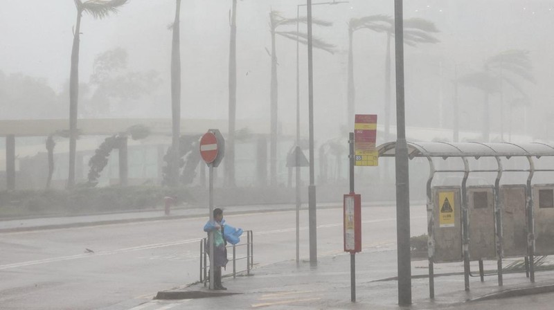 Ombak menghantam pantai, saat Topan Super Ragasa menghantam Tseung Kwan O, di Hong Kong, Cina, 24 September 2025, dalam tangkapan layar yang diperoleh dari video media sosial. (Andre Lange/via REUTERS)