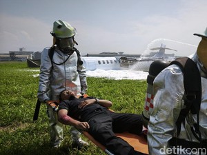 Simulasi Pesawat Gagal Lepas Landas di Bandara Husein: 2 Tewas, 6 Luka