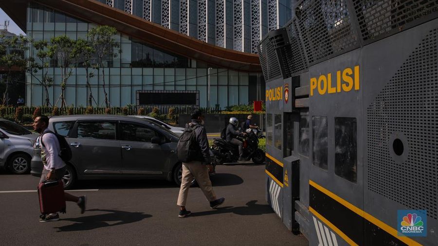 Suasana pengalihan arus lalu-lintas jelang Aksi Damai Peringatan Hari Tani Nasional di Kawasan Patung Kuda, Jakarta, Rabu (24/9/2025). (CNBC Indonesia/Faisal Rahman)
