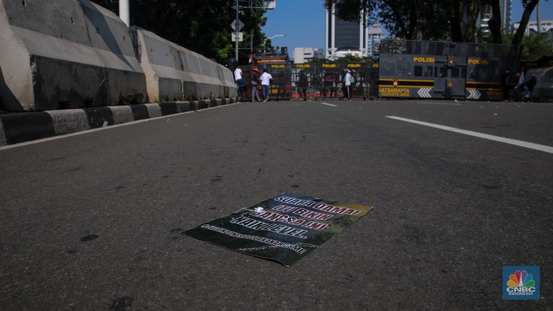 Suasana pengalihan arus lalu-lintas jelang Aksi Damai Peringatan Hari Tani Nasional di Kawasan Patung Kuda, Jakarta, Rabu (24/9/2025). (CNBC Indonesia/Faisal Rahman)