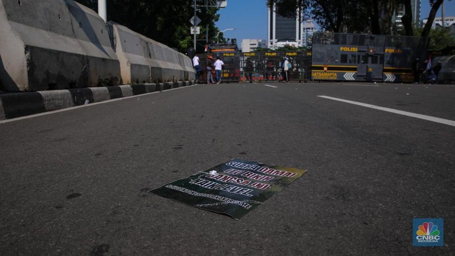 Suasana pengalihan arus lalu-lintas jelang Aksi Damai Peringatan Hari Tani Nasional di Kawasan Patung Kuda, Jakarta, Rabu (24/9/2025). (CNBC Indonesia/Faisal Rahman)